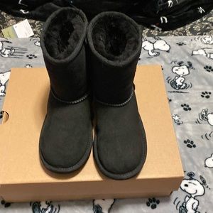 Kids blk uggs